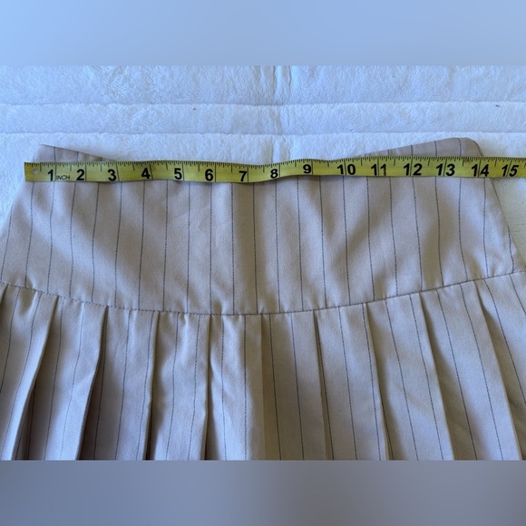 Zara Pleated Skort features a high waist, wrap front, side buckle, pleat details - Picture 4 of 16